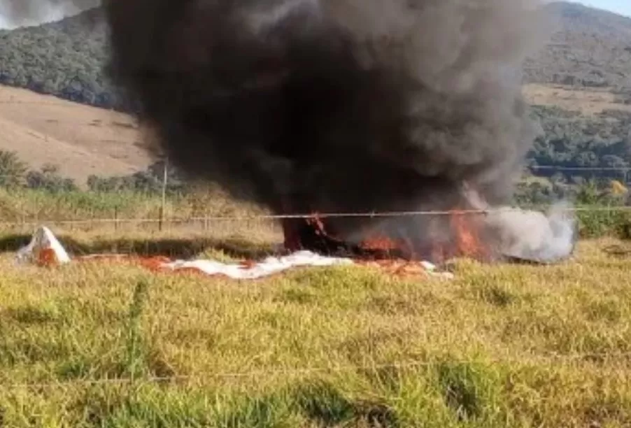 VÍDEO: Avião de pequeno porte cai em Minas Gerais e piloto se salva ao usar paraquedas
