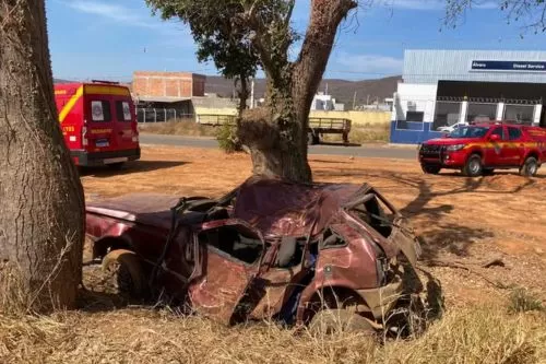 Carro sai da pista, bate em duas árvores e deixa motorista ferido em Janaúba