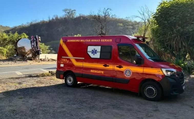 Caminhoneiro morre após colisão entre carreta e carro na BR-251, no Norte de Minas