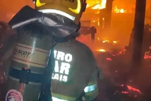 Incêndio de grandes proporções atinge marcenaria no Centro de Januária