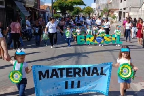 Desfile Cívico em Curvelo reúne crianças e reforça valores de cidadania e inclusão