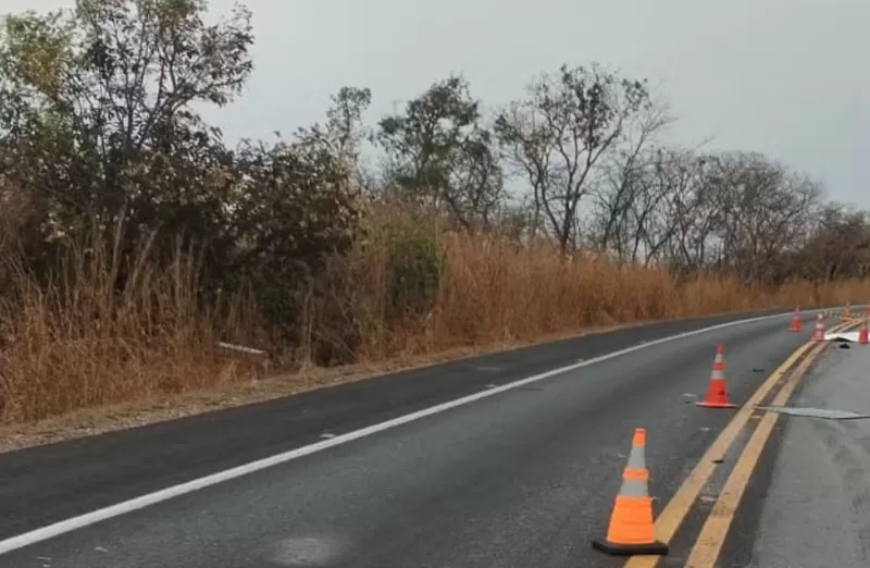 Adolescente de 14 anos morre após carro bater em carreta na BR-135, em Bocaiuva