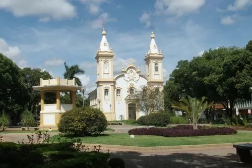 Curvelo amanhece com sol e previsão de muitas nuvens nesta quarta-feira (9)