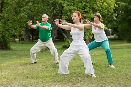 Aulas gratuitas de Tai Chi Chuan ganha espaço em Curvelo na Praça do Fórum