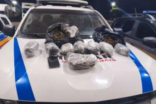 Droga escondida no painel de carro é apreendida na BR-040, em Felixlândia