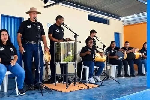 Banda Arautos da APAE Curvelo celebra 10 anos levando música e inclusão à Escola Irmã Clarentina
