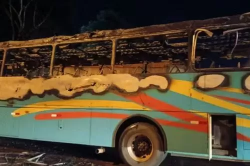 Ônibus pegou fogo no bairro Industrial — Foto: Corpo de Bombeiros/Divulgação