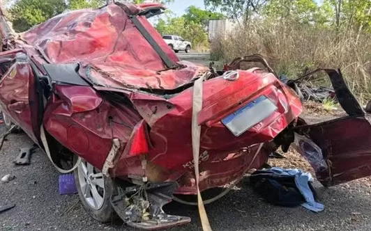 Casal de 65 anos morre após carro sair da pista e cair às margens do Rio Cangalha, em Corinto