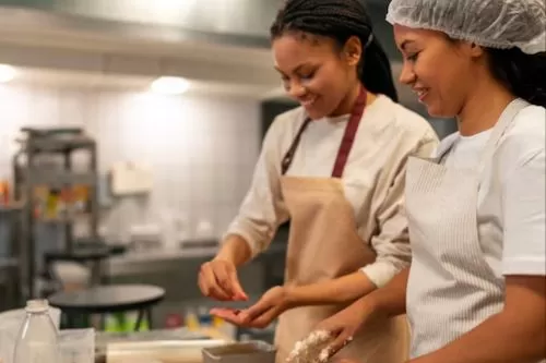 Pontal Plaza Hotel abre vaga para auxiliar de cozinha em Curvelo com início imediato