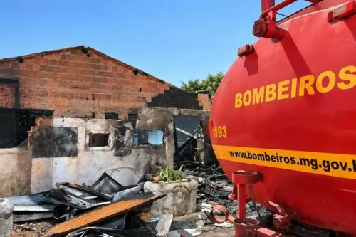 Incêndio atinge imóvel abandonado e mobiliza Bombeiros em Curvelo