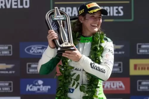 Tatiana Calderón faz história em Curvelo e se torna a primeira mulher a vencer na geral da NASCAR Brasil