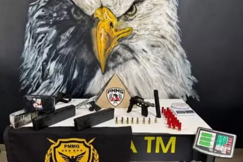 Pistolas, munições e drogas são encontradas escondidas em tambor na zona rural de Curvelo