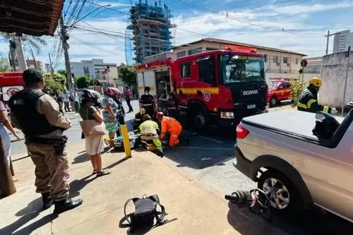 Motocicleta fica presa embaixo de carro após ser atingida em Montes Claros