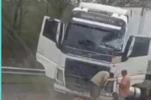 Quatro veículos se envolvem em colisão na BR-135 e trânsito é alterado em Buenópolis
