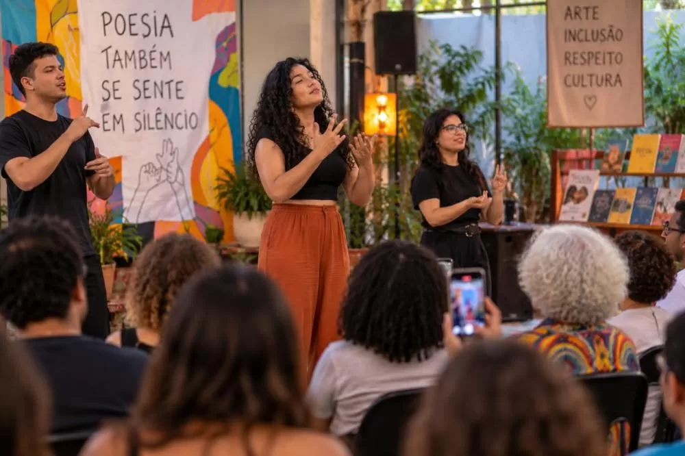 Quando as mãos falam, a poesia ganha voz em Curvelo durante o Setembro Azul