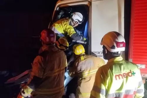 Motorista fica preso às ferragens após grave colisão na BR-135 em Montes Claros
