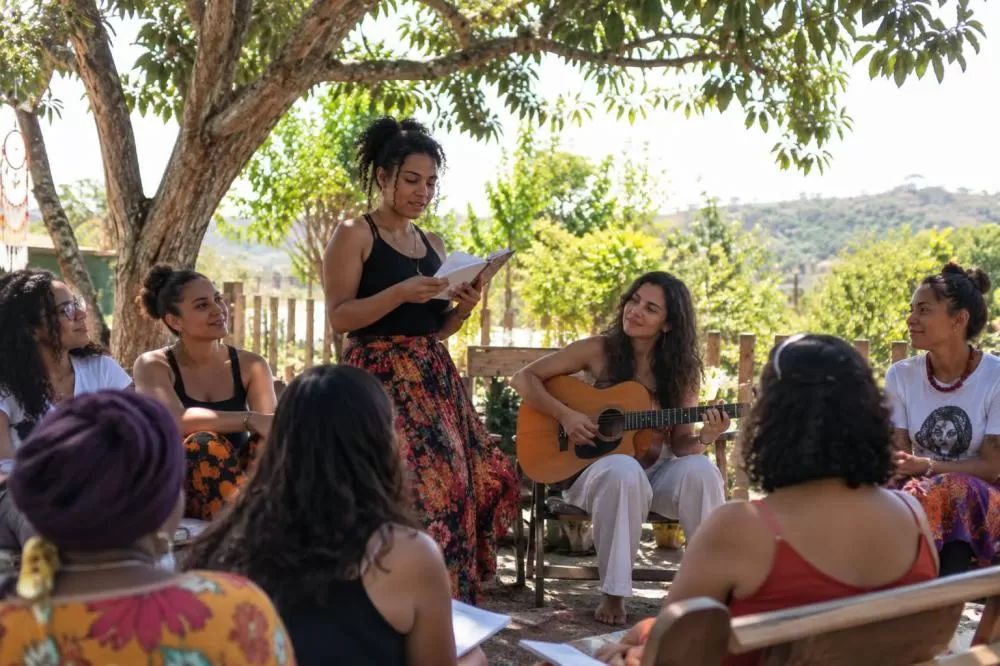 Curvelo transforma poesia e arte em palco para celebrar a força da mulher e da liberdade no dia 8 de Outubro