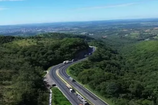 Curvelo registra acidente na BR-135 e motociclista é levado ao hospital após colisão com caminhonete