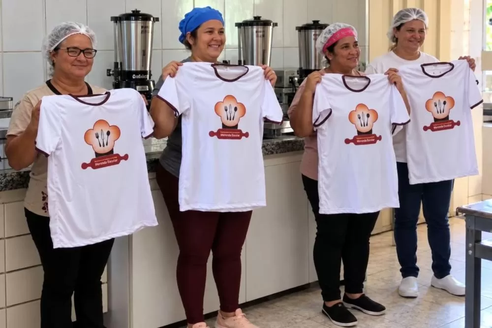 Curvelo reforça valorização das cantineiras com entrega de equipamentos e uniformes nas escolas municipais