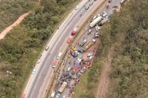 Engavetamento de grandes proporções interdita a BR-040 em Nova Lima e provoca quilômetros de congestionamento