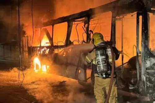 Ônibus é incendiado em Sete Lagoas após morte de jovem em operação policial e ônibus passam a ter escolta