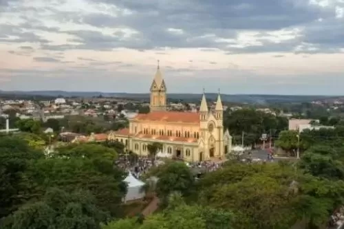 Curvelo terá fim de semana com temperaturas de até 30°C e previsão de chuva