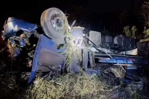 Caminhão ficou completamente danificado — Foto: Samu/Divulgação