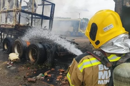 Incêndio em semirreboque mobiliza Bombeiros em posto de combustíveis na entrada de Francisco Sá