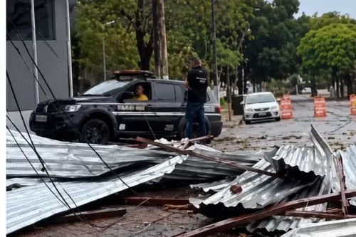 Temporal com ventos fortes provoca queda de árvores, postes e danos em imóveis em Curvelo