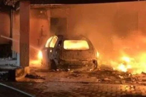 Carro pega fogo dentro de garagem e assusta moradores em Brasília de Minas