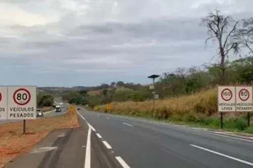 Carreta bitrem tomba na BR-135 em Curvelo e provoca interdição parcial da rodovia