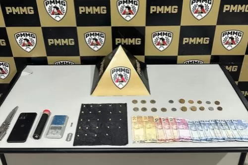 Ação da PM termina com dois presos e apreensão de crack em imóvel suspeito de tráfico em Corinto