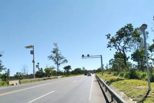 Curvelo terá interdição na BR-135 para limpeza da pista e rodovia terá obras com pare e siga nesta quarta-feira (28)