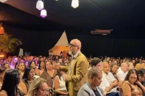 Curvelo reúne mais de 800 participantes em fórum que destaca o poder do afeto na transformação da educação