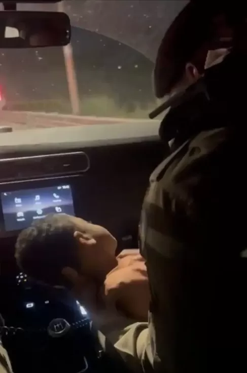 Criança foi socorrida e salva por policiais/Foto: Reprodução Vídeo 