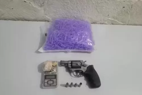 Polícia apreendeu uma arma e pedras de crack — Foto: Polícia Militar/Divulgação