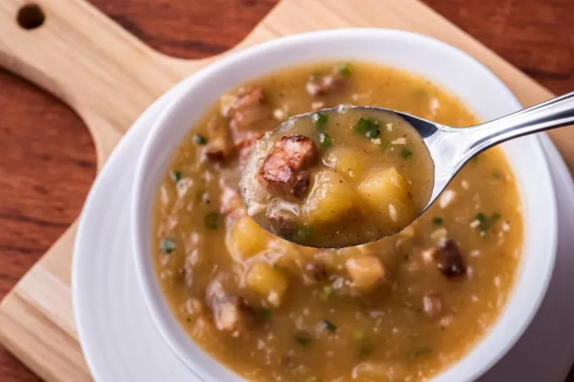 Este caldo de mandioquinha com linguiça é perfeito para criar aquela sensação de bem-estar 