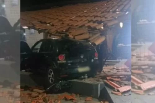 Foto: Carro invade bar no bairro Todos os Santos, em Montes Claros