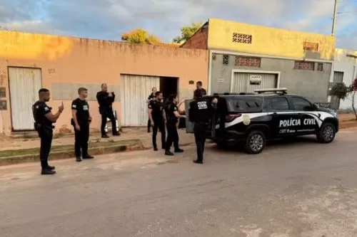 Mandados sendo cumpridos no Cidade Industrial, em Montes Claros — Foto: Pablo Caires/ Inter TV