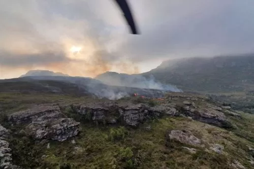 Incêndio no Pico do Itambé/ Foto: ComAvE/Divulgação