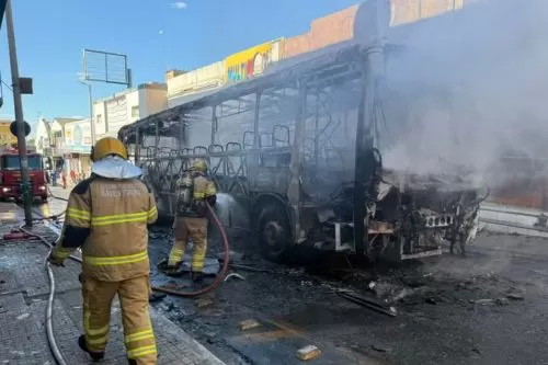 Militares durante o combate ao incêndio — Foto: Pablo Caires