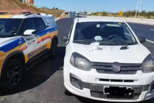 Carro e outros materiais apreendidos pelos policiais — Foto: Polícia Militar Rodoviária