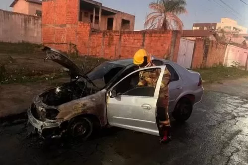 Homem desce de moto e incendeia carro em rua de Montes Claros — Foto: Corpo de Bombeiros