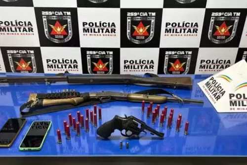 Armas e munições apreendidas — Foto: Polícia Militar