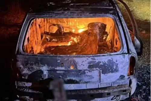Homem foi encontrado caído ao lado de carro incendiado — Foto: Polícia Militar