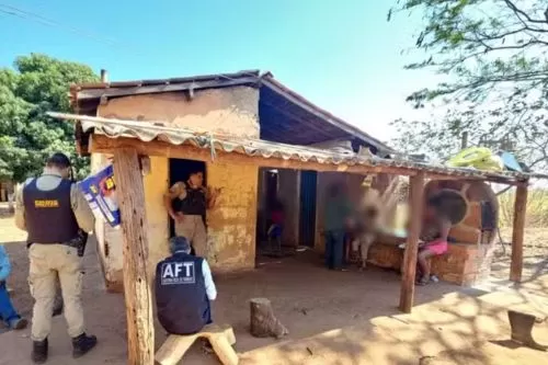 Casa onde a família vivia — Foto: MTE