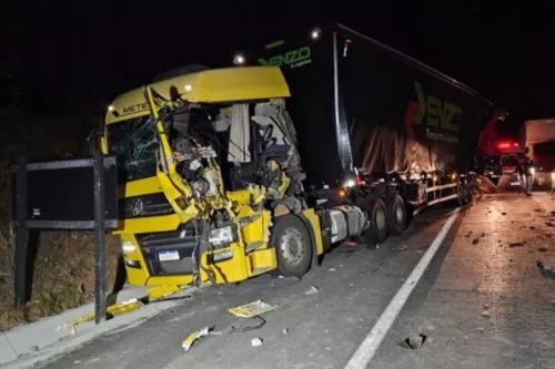 Colisão entre duas carretas deixa motoristas feridos na MGC-135, em Bocaiuva