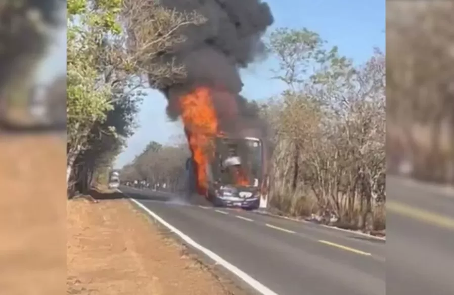  O ônibus foi destruído por causa do incêndio Foto: Reprodução / Redes Sociais 