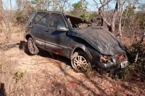 Carro capotou e bateu em árvores — Foto: Polícia Militar/Divulgação
