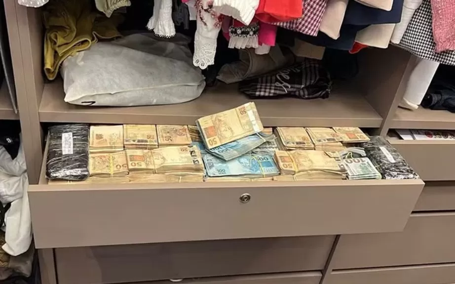 Maços de dinheiro em gavetas do closet de um dos alvos de mandados de busca e apreensão na mais recente fase Operação Overclean Foto: Reprodução/Polícia Federal